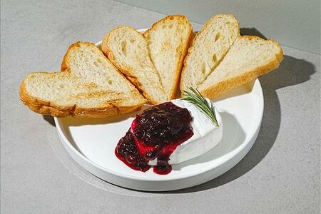 Запеченный камамбер с клюквенным соусом