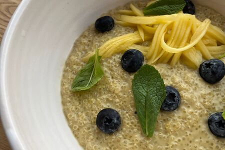 Киноа на кокосовом молоке с манго и ягодами