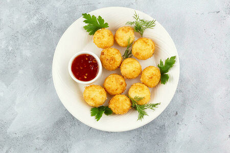 Сырные шарики с соусом