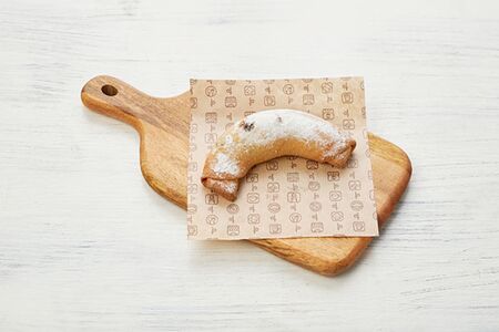 Рогалик с маком