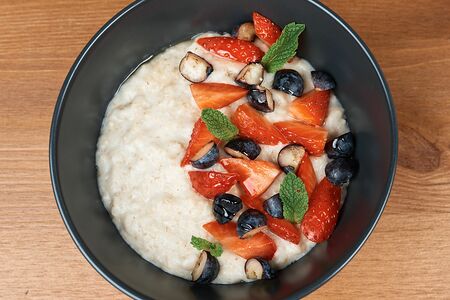 Каша овсяная со свежими ягодами на кокосовом молоке