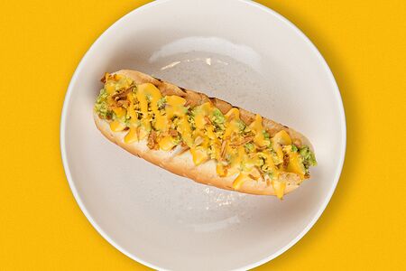 Хот-дог с гуакамоле и сальсой