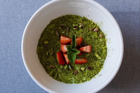 Каша рисовая с фисташковым соусом