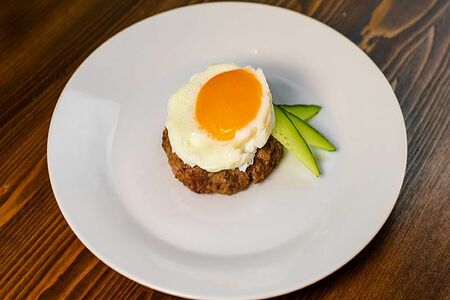 Бифштекс из говядины с яйцом