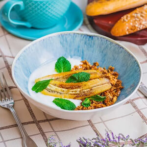 Гранола с карамелизированными бананами