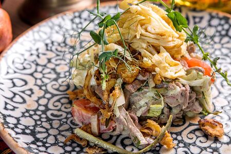 Мясной салат с яичным блинчиком