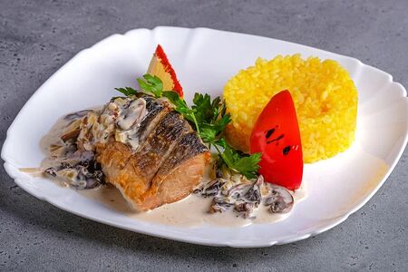 Сом в грибном соусе с рисом