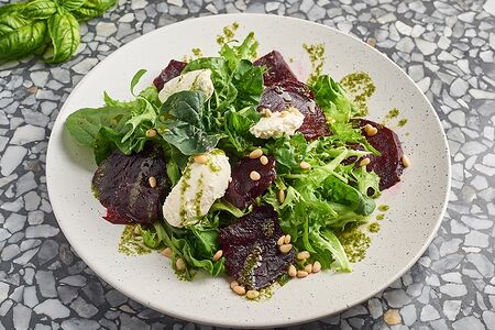 Салат с печеной свеклой и мягким сыром