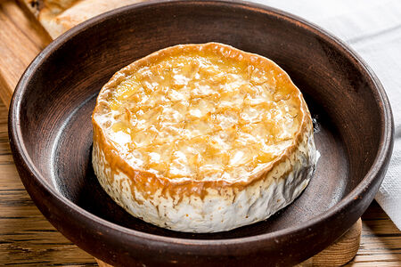 Запеченный в печи камамбер