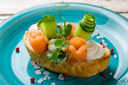 Брускетта с лососем