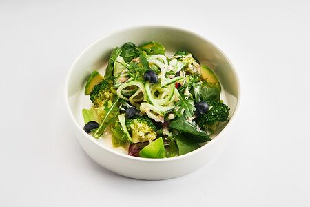 Зеленый салат с заправкой из киви и йогурта