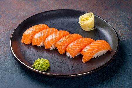 Суши с лососем