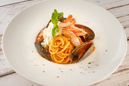 Спагетти Маринара с крабом, страчателлой и мидиями