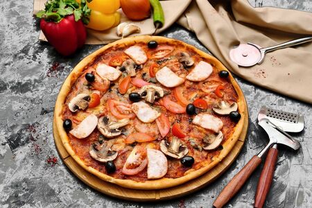 Пицца с ветчиной и грибами