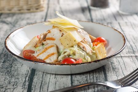 Салат Цезарь с курицей