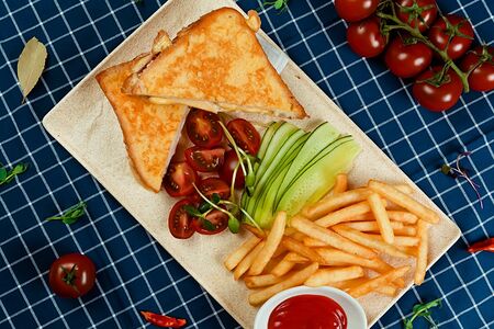 Сэндвич с сыром и индейкой