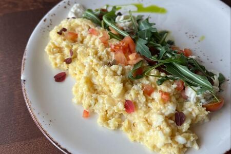 Скрэмбл со сладкими томатами, сыром страчателла