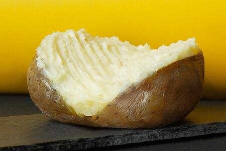 Печеная картошка с маслом, сыром и чесноком
