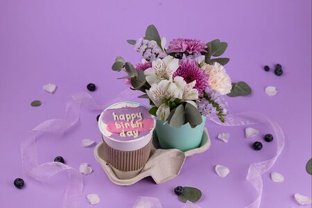 Подарочный набор букет цветов Неожиданный сюрприз и десерт