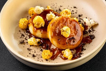 Сырники с солёной карамелью и попкорном