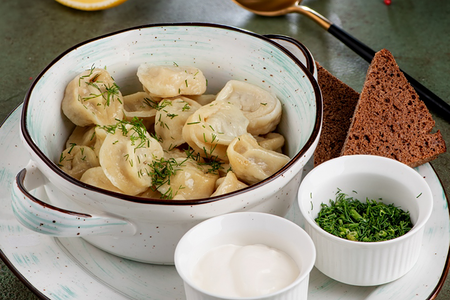 Пельмени домашние ручной лепки со сметаной и зеленью