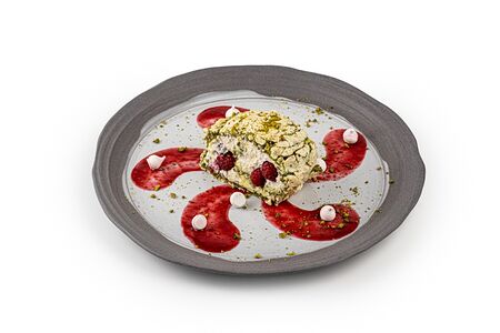 Фисташковый рулет с малиной