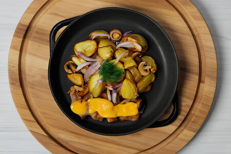 Сковородка со свининой и сыром