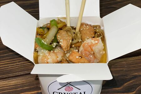 Вок с семгой и креветкой