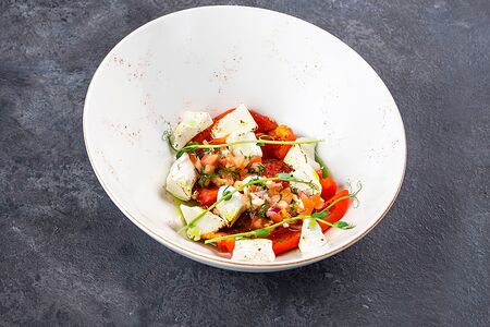 Печеный перец с брынзой и микс-салатом