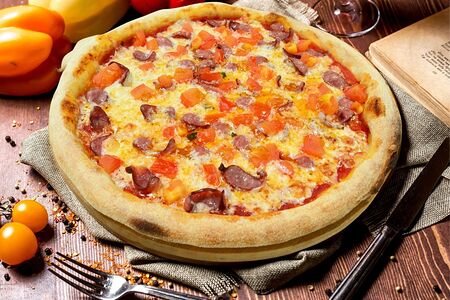 №21 Пицца с копчёными колбасками и помидорами