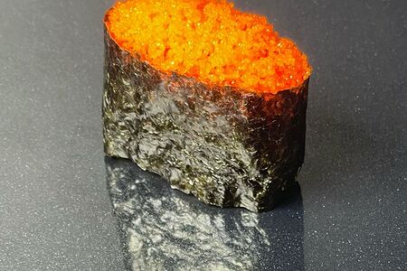 Гункан с икрой масаго