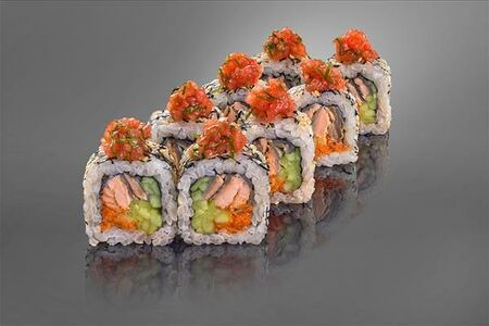Ролл с жареной кожей лосося и соусом спайси