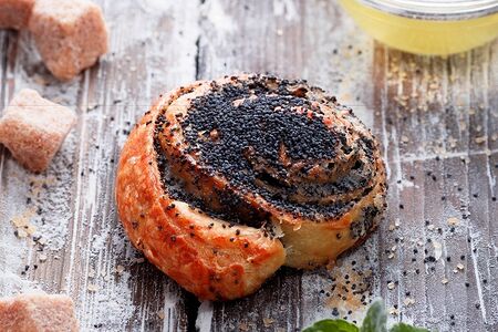 Булочка с маком