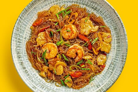 Сингапурская лапша с курицей и креветками