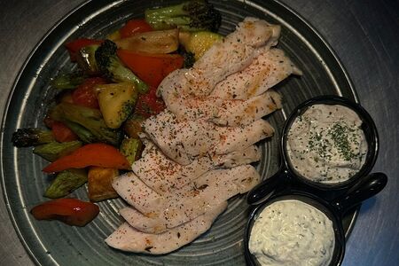 Куриная грудка гриль с соте и кимчи