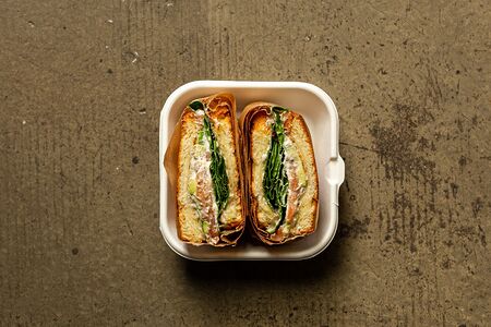 Сэндвич с лососем, шпинатом и авокадо