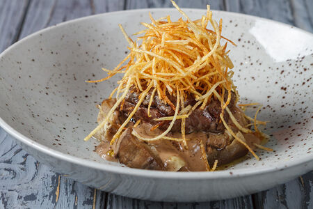 Стейк из говяжей вырезки с овощами и трюфельным соусом