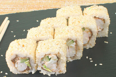 Ролл калифорния с креветкой в кунжуте