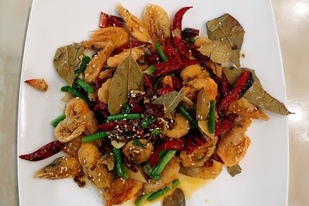 Жареные хрустящие неочищенные креветки с острым перцем