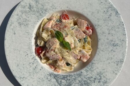 Феттуччине с лососем и шпинатом