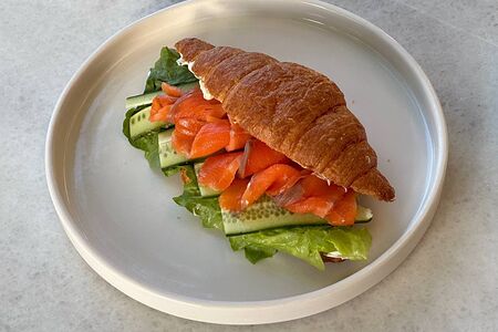 Круассан с семгой