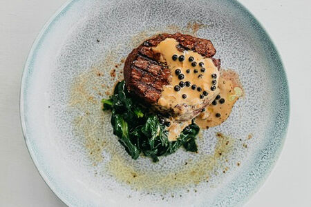 Стейк из вырезки Black Angus с перечным соусом