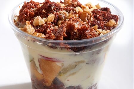 Десерт Кучерявый панчо с шоколадным бисквитом и грецким орехом