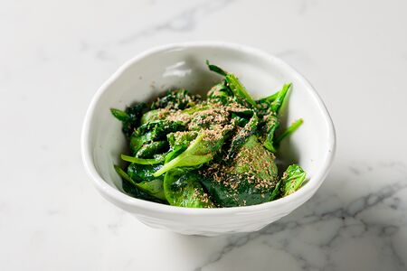 Шпинат, жаренный с мускатным орехом