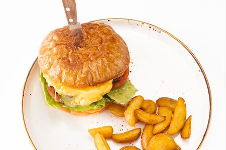 Бургер с говяжьей котлетой