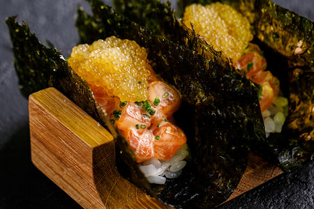 Лосось спайси со щучьей икрой