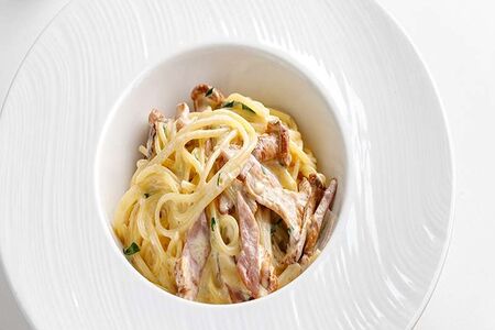 Спагетти с лисичками и копченой уткой