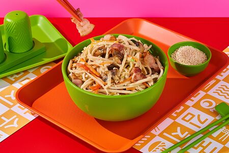 Вок с беконом и грибами в сливочном соусе