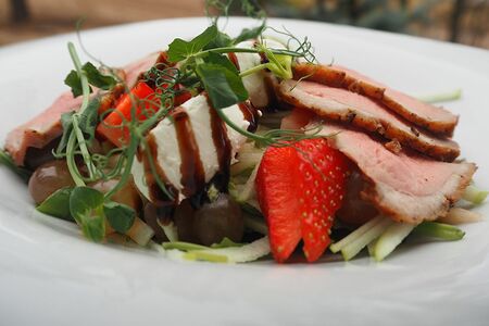 Салат с филе утки, манго, морковью, орехами и медовой заправкой