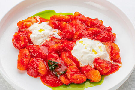 Картофельные ньокки с помидорами даттерини и домашней страчателлой